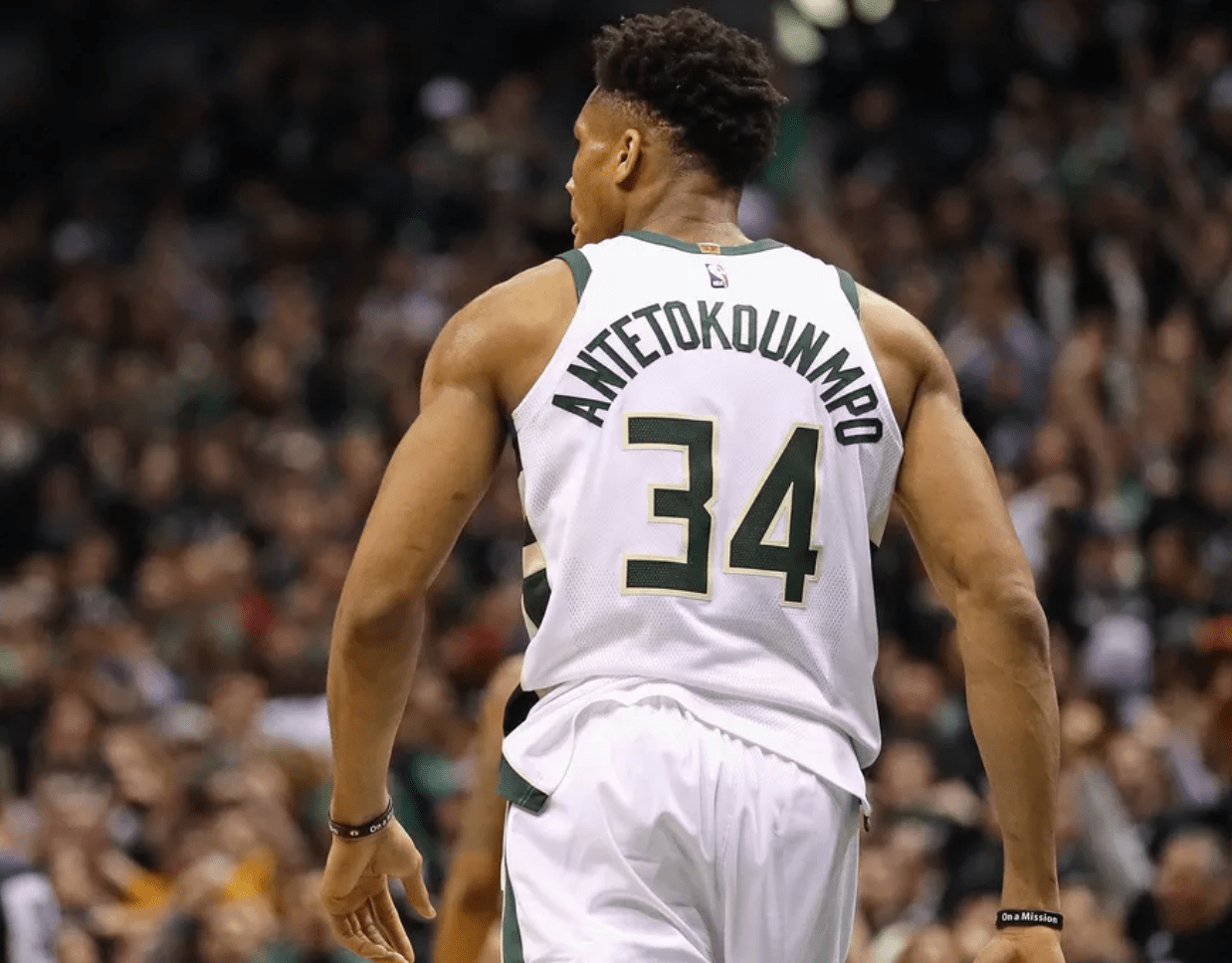 戏剧性拉满，内马尔自八月初后首次破门随后又送出一粒点球（戏剧反转：内马尔八月初后首球入账，随后又送点球）