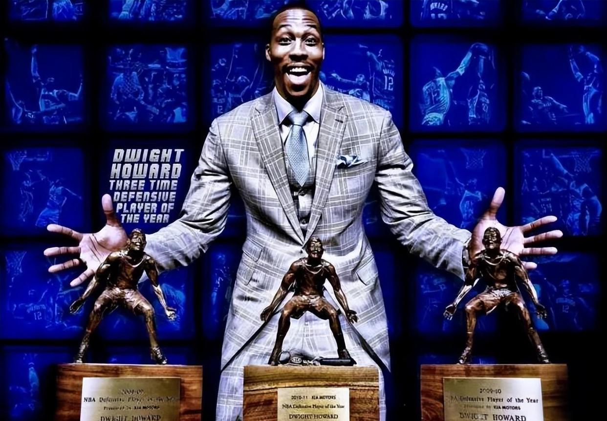 拜仁高层：南看台球迷燃放烟花破坏环境，欧足联肯定会做出处罚（拜仁管理层称南看台球迷燃放烟花扰乱环境，欧足联将予以处罚）