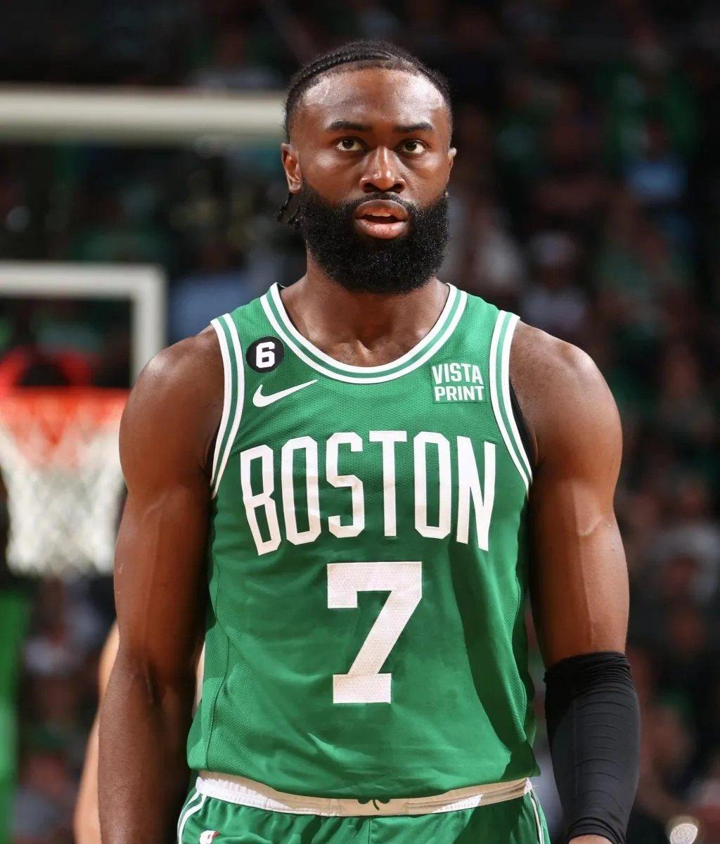 梅西正面交锋穆勒夺冠！梅西vs穆勒交手记录升至4胜7负（梅西与穆勒巅峰对决争冠，交手战绩更新至4胜7负）