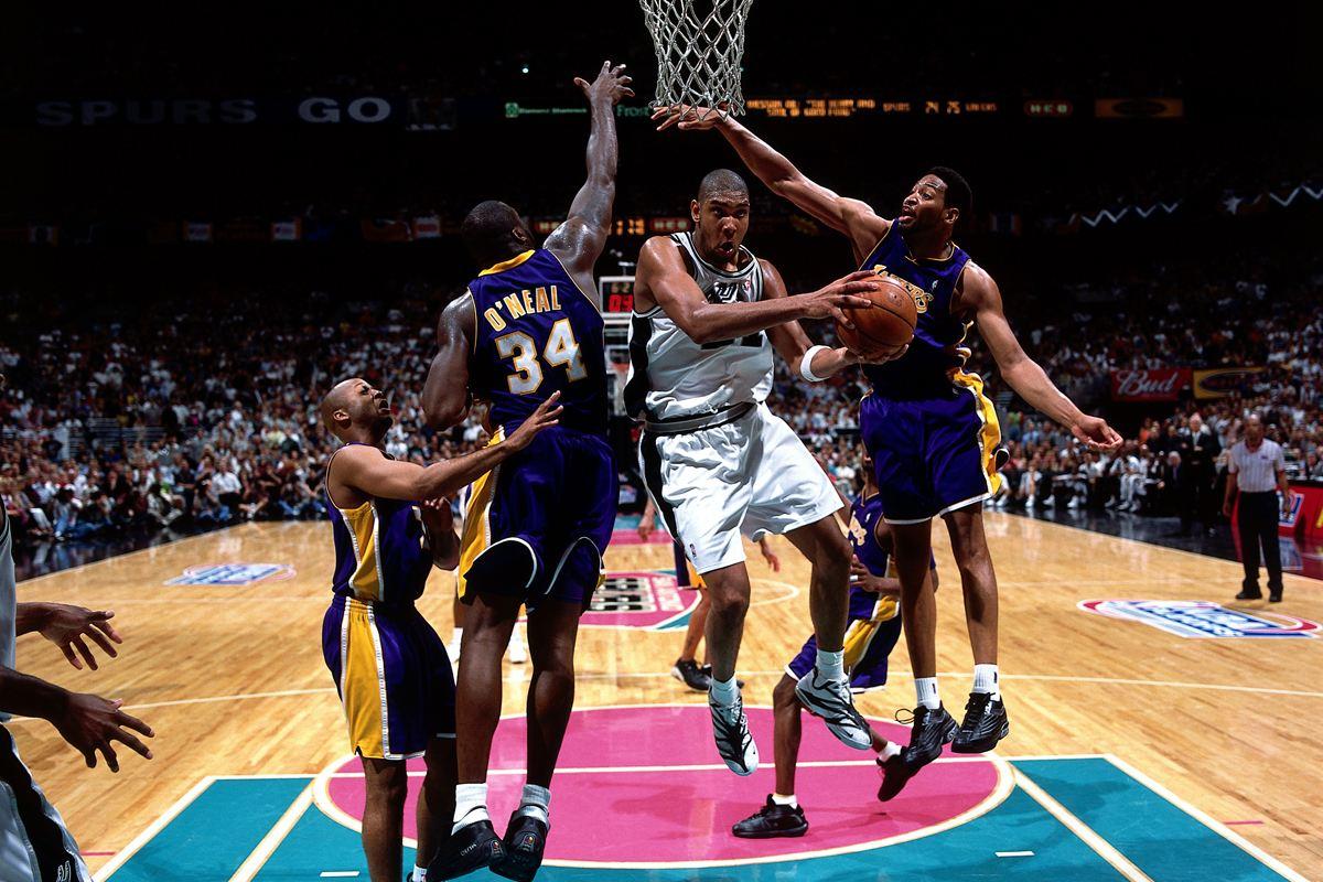 达成生涯400助里程碑，梅西赛后把球衣送给了看台上的父母（梅西达成生涯第400次助攻里程碑，赛后将球衣送上看台献给父母）