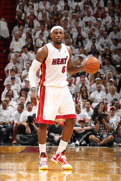 申花3-1津门虎连续两年屈居亚军，李嗣镕首秀即破门，吴曦点射（申花3比1击败津门虎，连续两年屈居亚军；李嗣镕首秀破门，吴曦点球命中）