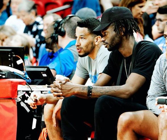 黑灰对决！NBA杯冠军战，尼克斯马刺将身着宣言版球衣（黑灰争锋！NBA杯决赛，尼克斯与马刺身披宣言版球衣）