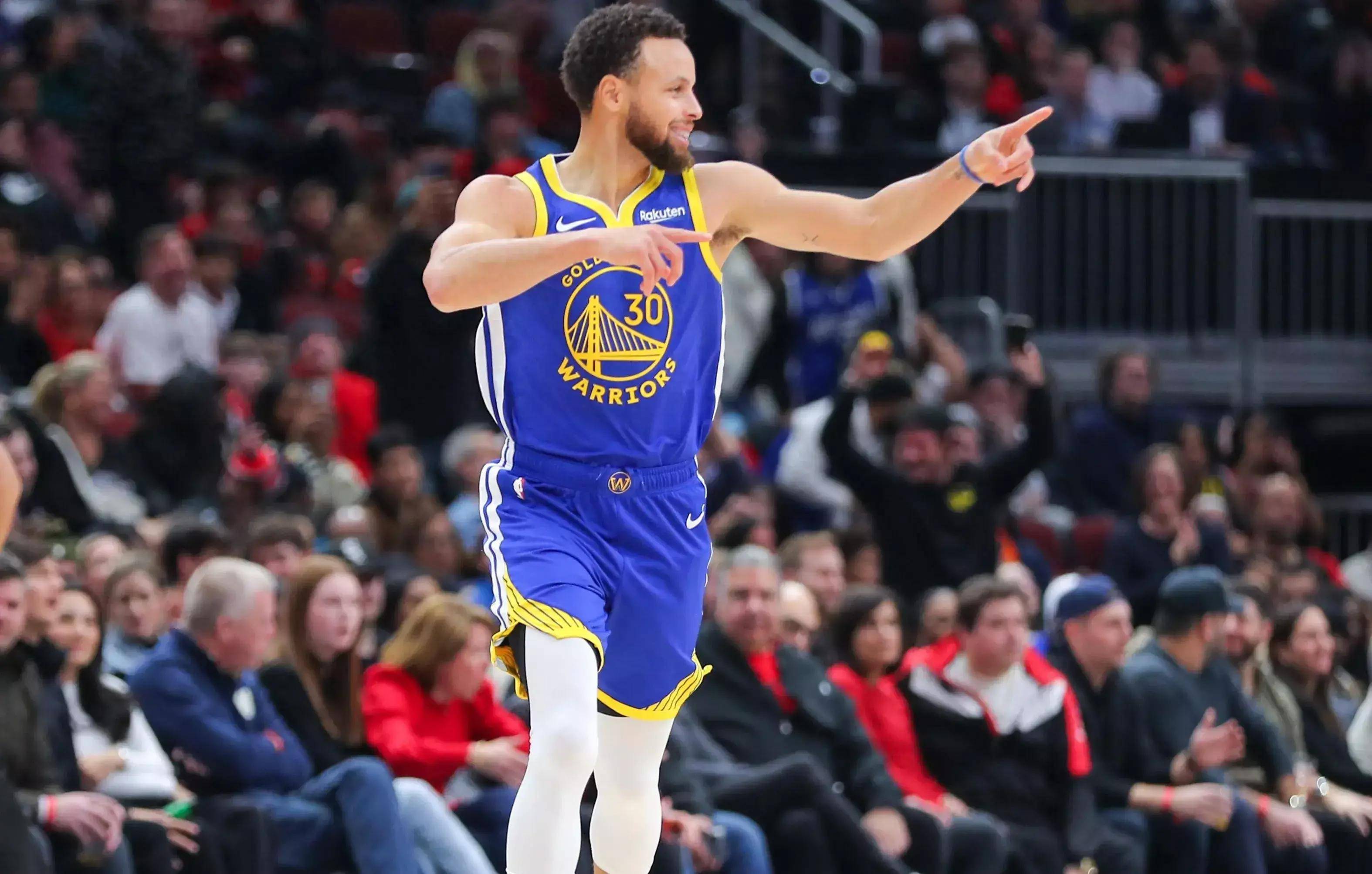 出其不意！加兰不看人妙传阿伦篮下背扣（意想不到！加兰不看人神助攻，阿伦篮下反扣得手）