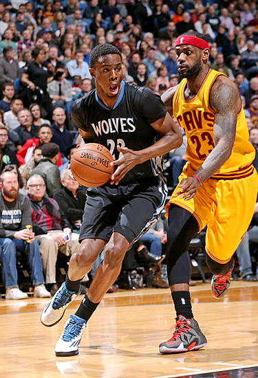 太阳报：森林后卫埃纳在养伤期间和其他球员的女友谈恋爱（太阳报称：森林后卫埃纳伤停期间疑与其他球员的女友相恋）