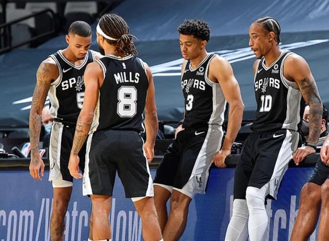 传统环节，利物浦全队戴圣诞帽在训练场拍大合照（利物浦延续传统 全队戴圣诞帽训练场大合影）