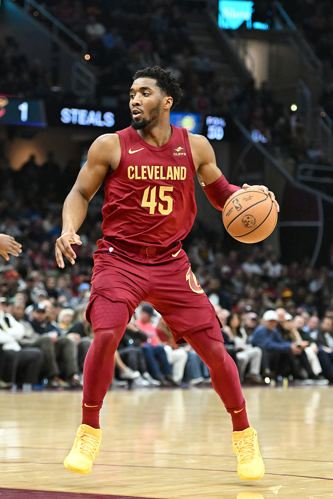 从男篮名宿到奥运火炬传递，这是巩晓彬和TCL敢为不凡的旅程（巩晓彬携手TCL的敢为不凡之旅：从男篮传奇到奥运火炬手）