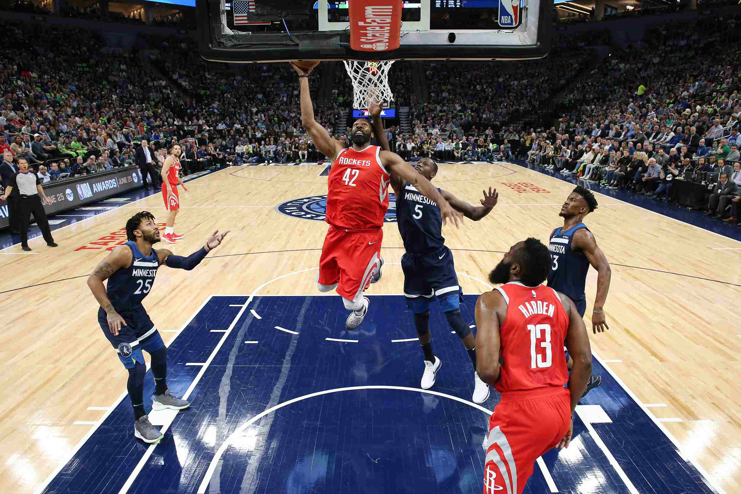 奇招！巴拉多利德球员防守中亲吻对手，后者挥拳反击遭红牌罚下（巴拉多利德球员防守时突袭亲吻，对手挥拳回击吃到红牌）