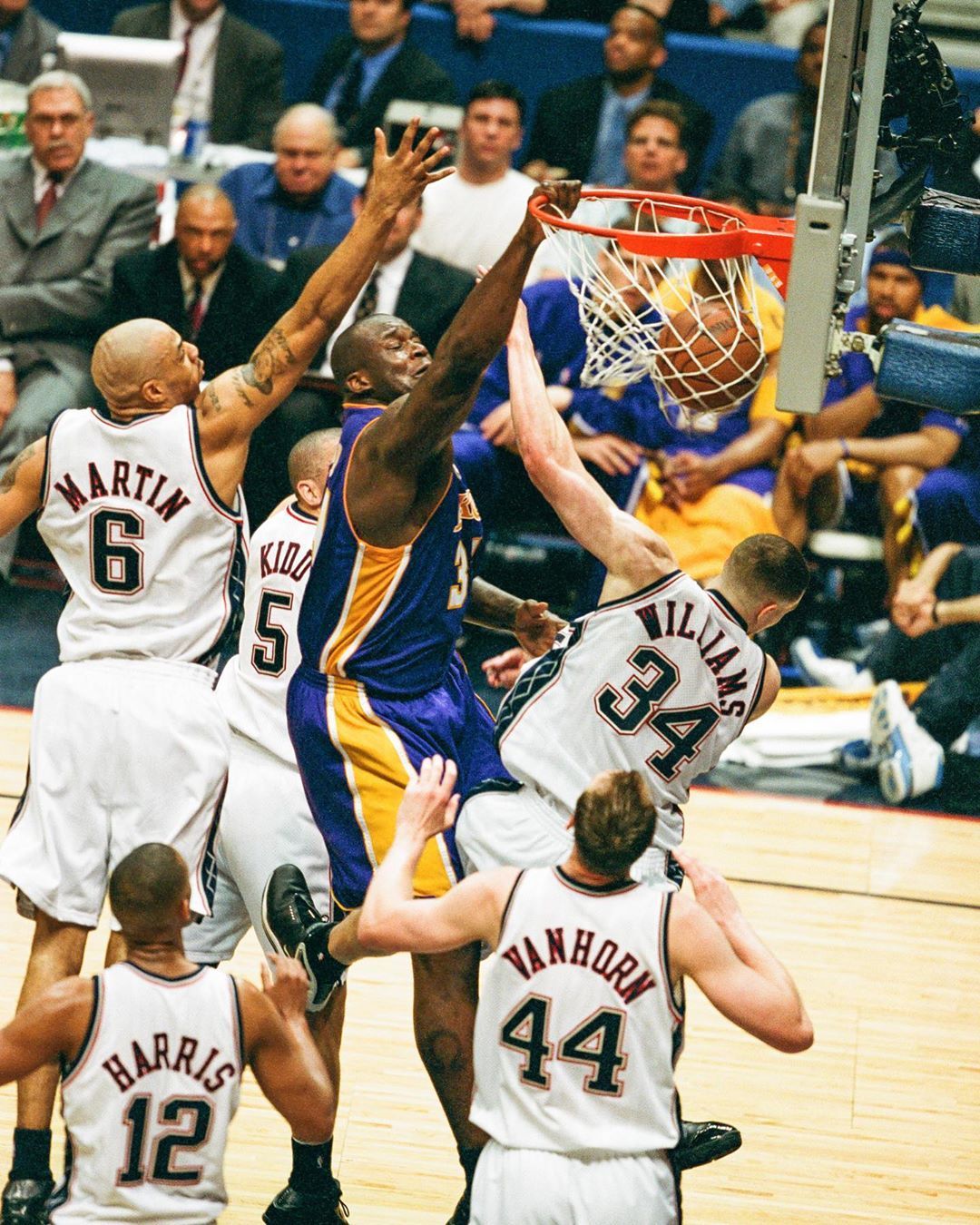 曼联无法复兴 阿莫林临场够差劲 主场1-1西汉姆联领先就乱换人（曼联复兴受阻：阿莫林临场调度遭质疑，主场1-1西汉姆，领先后换人失衡）