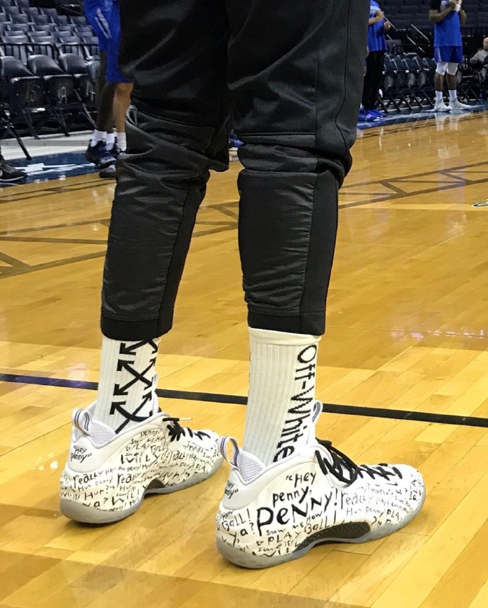 库里一战刷爆纪录！勇士全场沸腾（库里一战打破多项纪录！勇士主场嗨翻天）