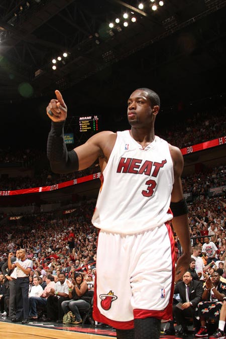 独行侠与马尔卡宁的冲突：肘击引发的争议与恶意犯规（肘击风波引发争议：独行侠与马尔卡宁爆发冲突并涉恶意犯规）