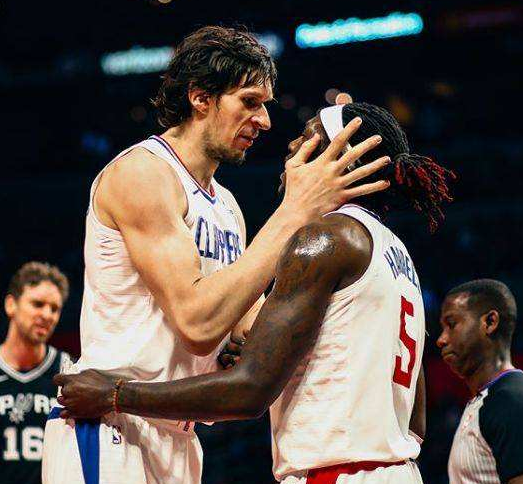 打得很激烈！广厦vs山西上赛季4次交手2胜2负（广厦与山西上赛季四度交锋，平分秋色2胜2负）