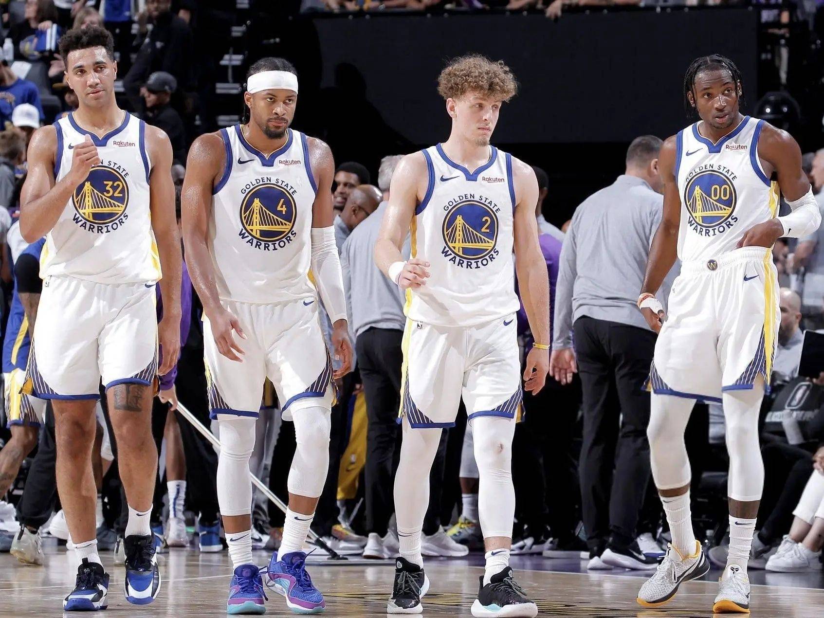 亚泰为客场全勤球迷颁发纪念证书，谭龙、徐浩峰等人参与颁奖（亚泰向客场全勤球迷颁发纪念证书，谭龙、徐浩峰等出席颁奖）