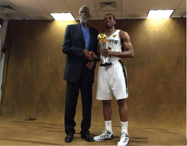 惊险一幕，马竞女足球员梅迪纳头部被膝盖撞到后失去意识（马竞女足惊魂一刻：梅迪纳头部遭膝撞后当场昏迷）