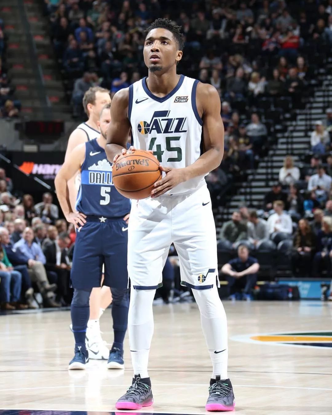 今天是海港足球俱乐部一线队球员武磊的生日，让我们...（海港足球俱乐部一线队球员武磊今日生日，一起送上祝福）