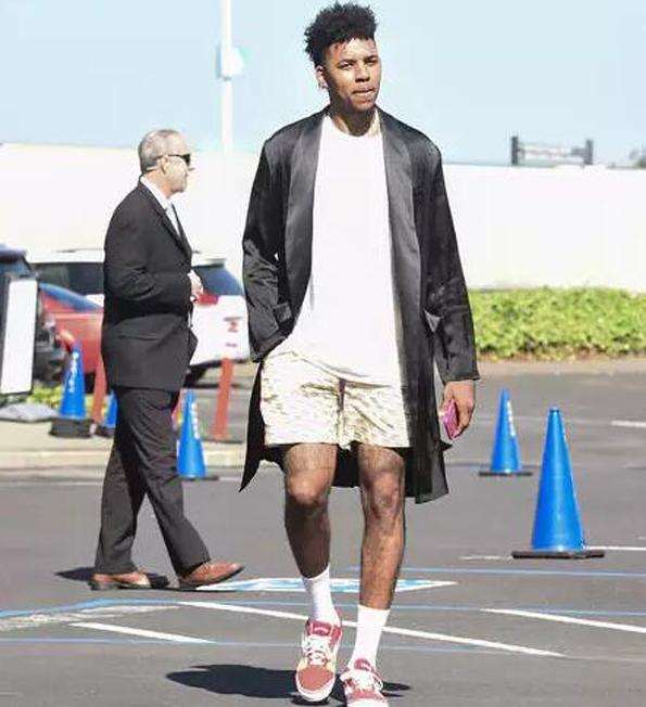 首尔主帅金基东：双线作战让球员们在体能上面临不小的挑战（首尔主帅金基东：双线赛程给球员体能带来不小压力）